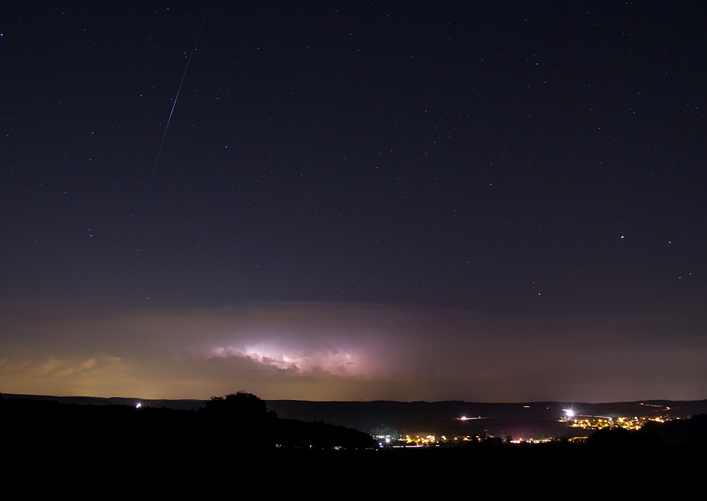 Gewitter in 100km Entfernung und Satelliten-Flare 20.09.2014