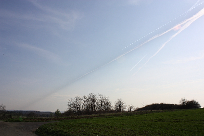 Kondensstreifenschatten 07.04.2010