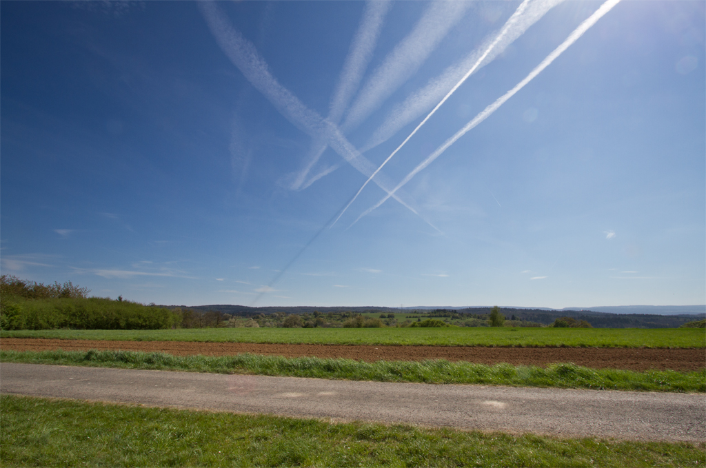 Kondensstreifenschatten | 12.04.2017